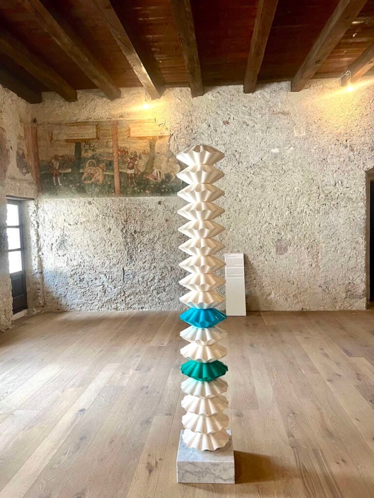 Gregor Hildebrandt, Bianco (White), dischi sagomati a compressione, barre di metallo, base in marmo, 2024.