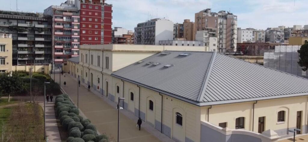 il nuovo polo bibliotecario regionale allex caserma rossani di bari Negli spazi di un'ex caserma apre al pubblico la Biblioteca del Mediterraneo di Bari. E c’è la prima mostra “notturna”