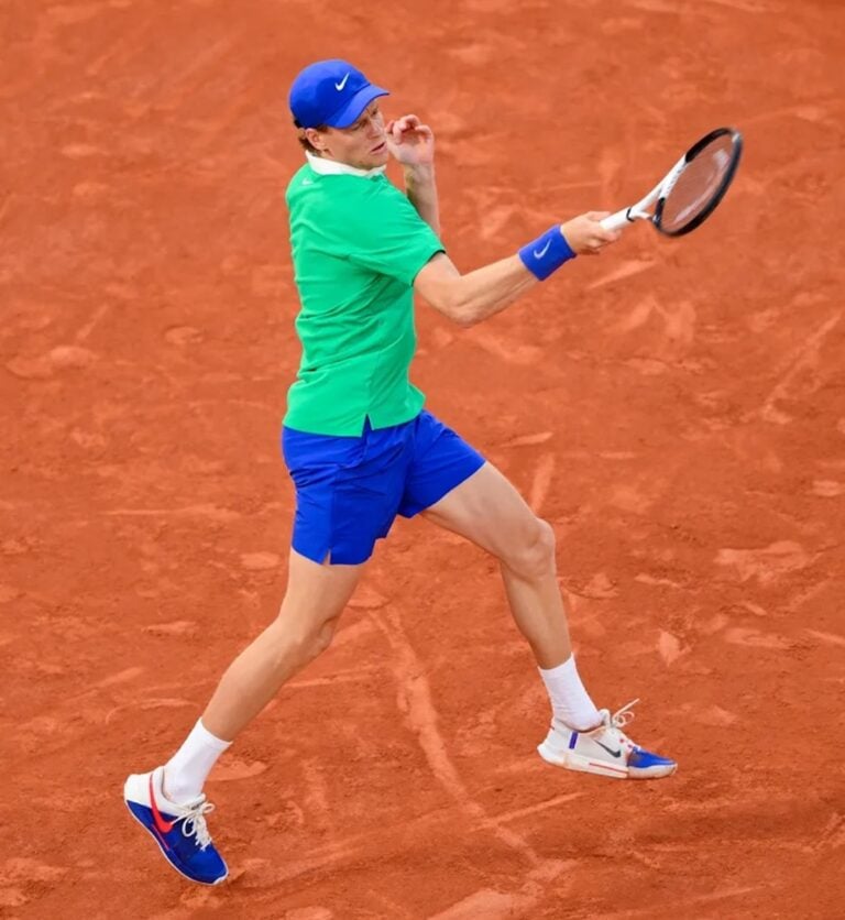 jannick sinner durante la finale del roland garros con lo svoosh in evidenza ovunque nike Quali scenari per il mondo della moda. Il punto all’estate 2025 a margine delle sfilate tra Milano e Parigi