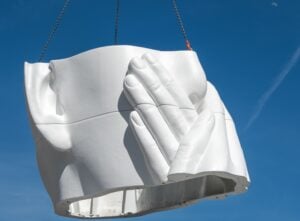 Nuova scultura gigante per “Napoli Contemporanea”. Lo spagnolo Jaume Plensa a Piazza Municipio. Le foto