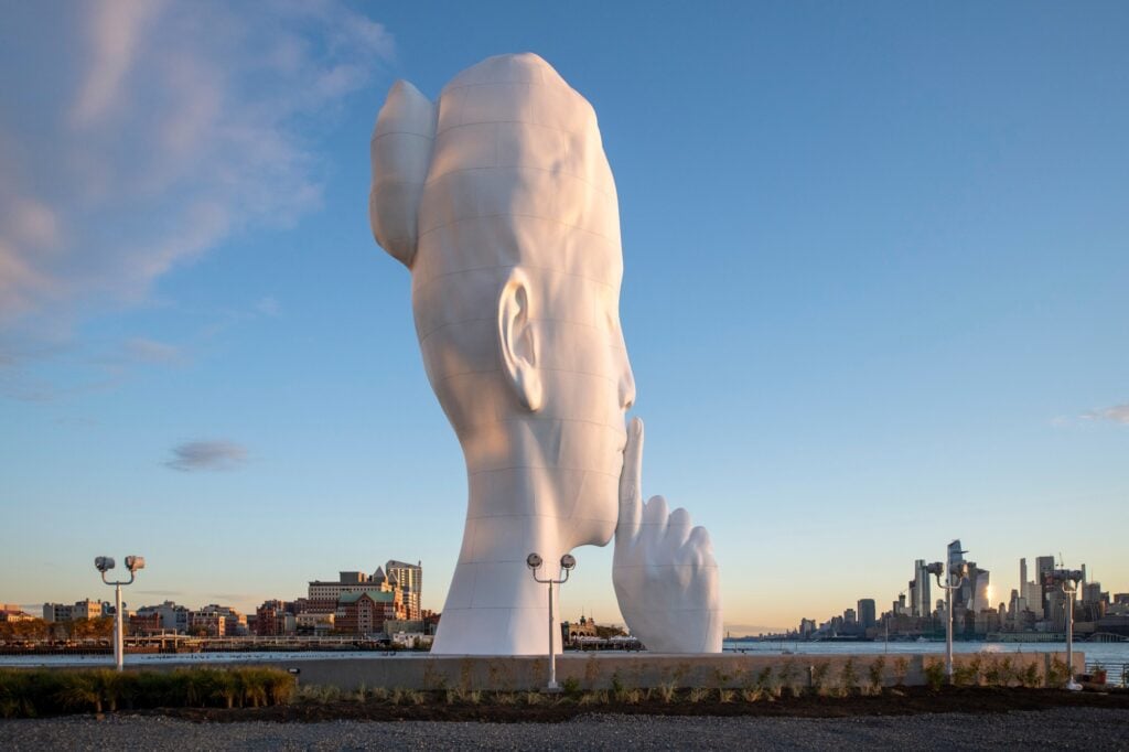 jaume plensa waters soul newport jersey city 2021 Nuova scultura gigante per “Napoli Contemporanea”. Lo spagnolo Jaume Plensa a Piazza Municipio. Le foto