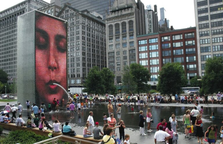 La celebre Crow Fountain di Jaume Plensa, a Chicago, 2004