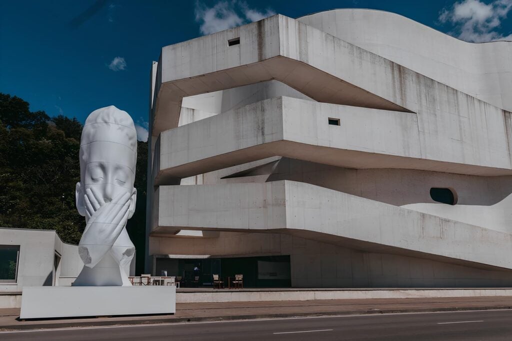 la versione di silent hortense dellartista jaume plensa esposta a porto alegre nel 2022 in brasile per la biennale do mercosul de arte contemporane Jaume Plensa a Napoli: senso e ambiguità di un’opera d’arte pubblica
