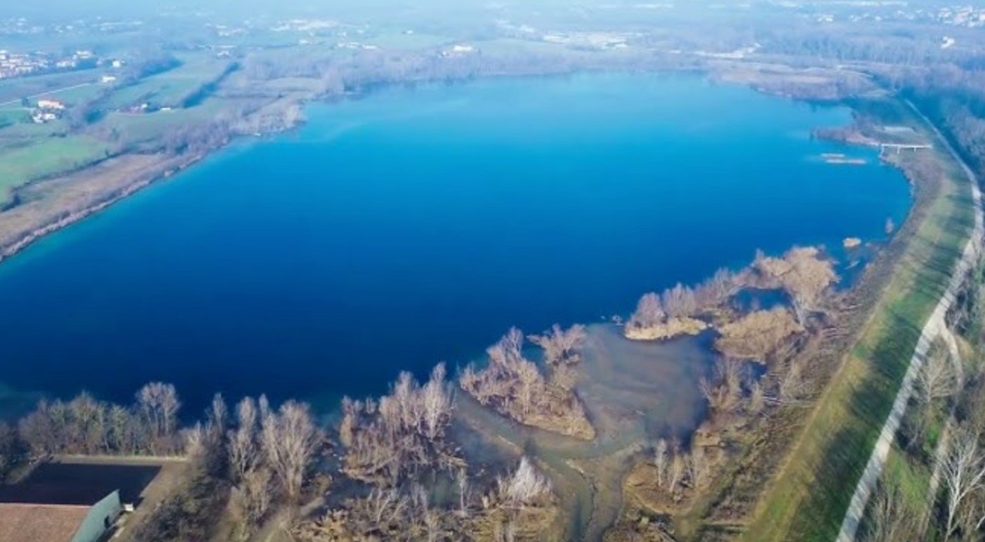 https://www.artribune.com/wp-content/uploads/2025/06/lago-di-camazzole-carmignano-di-brenta-1-1.jpg