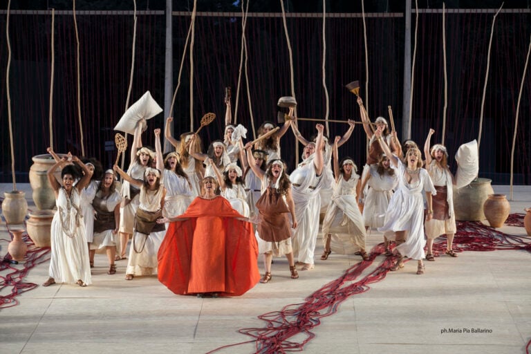 Lella Costa con il coro, Foto Maria Pia Ballarino, Teatro Greco di Siracursa, Fondazione INDA