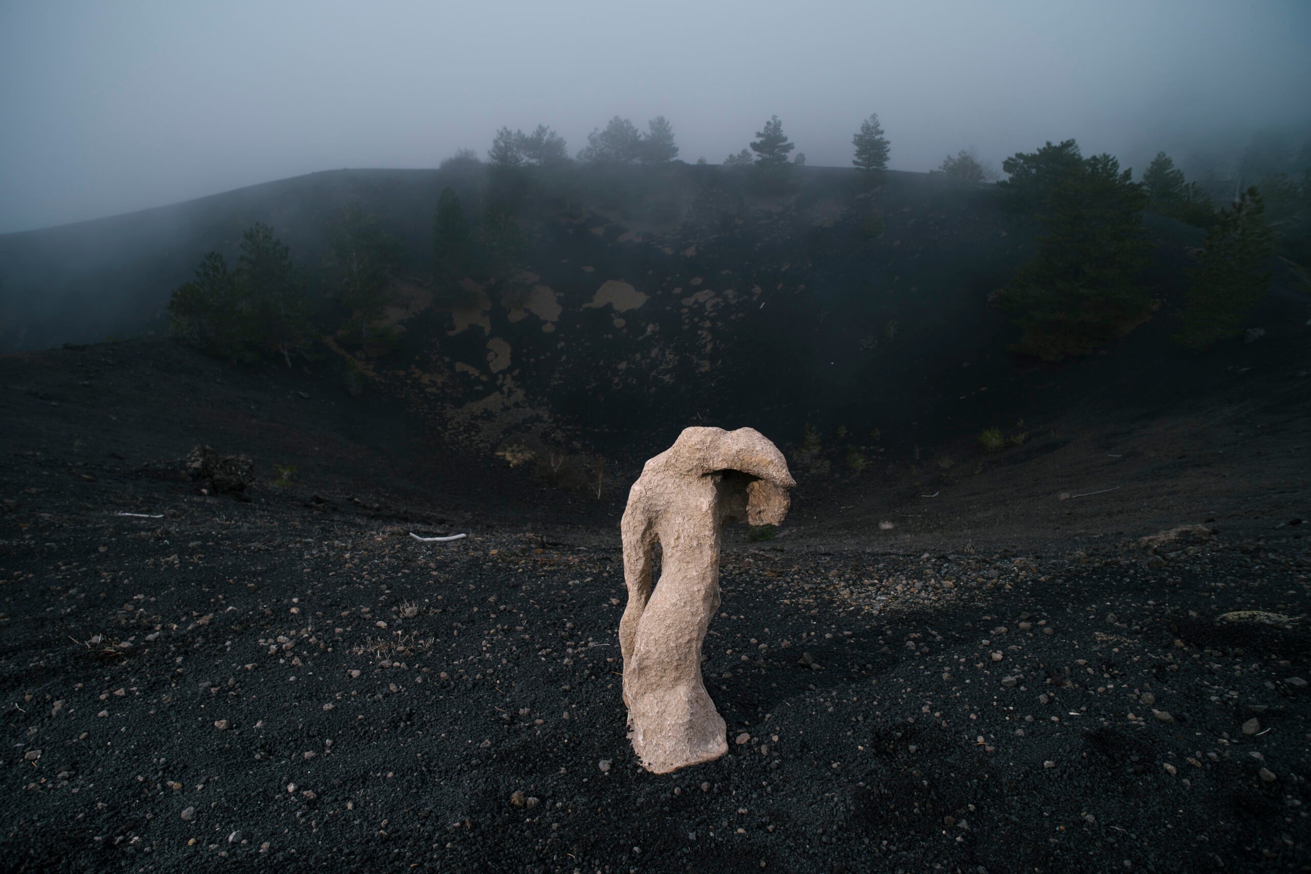 https://www.artribune.com/wp-content/uploads/2025/06/leo-orta-sculpture-mount-etna-march-april-2025-photo-lorenzo-arrigoni-scaled.jpg