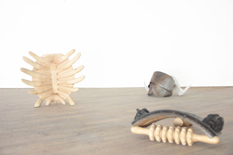 lorenzo ramos tanatosi sol faux seira legno di betulla intagliato ferro battuto stampa 3d legno di recupero 40 x 20 x 20 cm 30 x 30 x 15 cm 40 x 15 x 50 cm 2022 ReA! Art Fair torna a Milano in una sede rinnovata e con tanti eventi