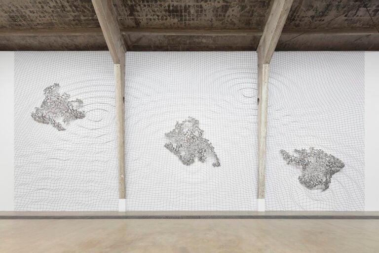 Loris Cecchini - A Puff on the Flower 2022, Wallpaper welded stainless steel modules, variable dimensions. Photo- Dong Lin