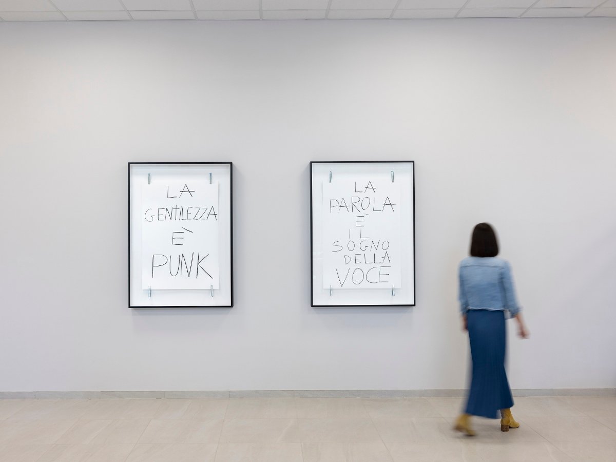 https://www.artribune.com/wp-content/uploads/2025/06/marcello-maloberti-martellate-la-gentilezza-e-punk-2025-e-la-parola-e-il-sogno-della-voce-2025-courtesy-the-artist-and-galleria-raffaella-cortese-milan-albisola-foto-roberto-marossi-1200x900-1.jpg