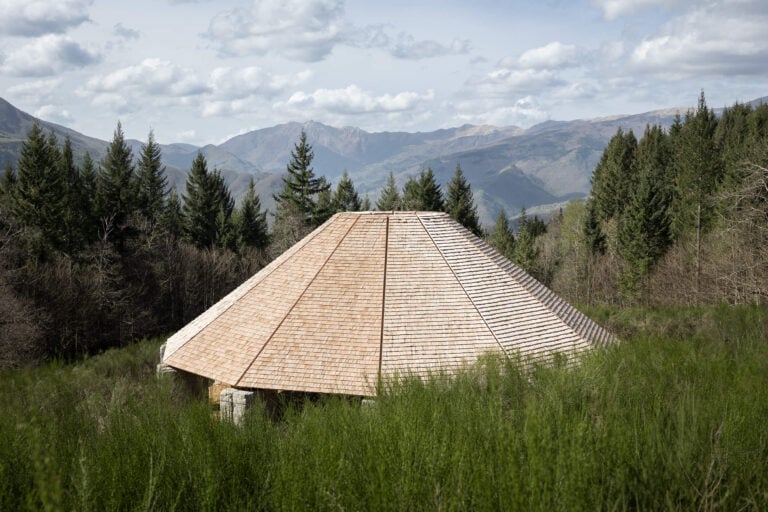 michele de lucchi e mariangela gualtierinella terra il cielo2025oca oasy contemporary artcmattia marasco 3348 Apre a Pistoia un percorso artistico e architettonico immerso in un'oasi naturalistica