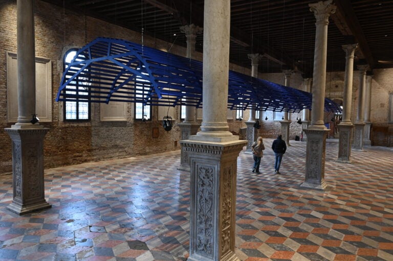 Michele De Lucchi, Il cielo sopra al portego, 2025. Installation view at Scuola Grande di San Marco, Ospedale SS Giovanni e Paolo, Venezia. Foto Marco Sabadin/Vision