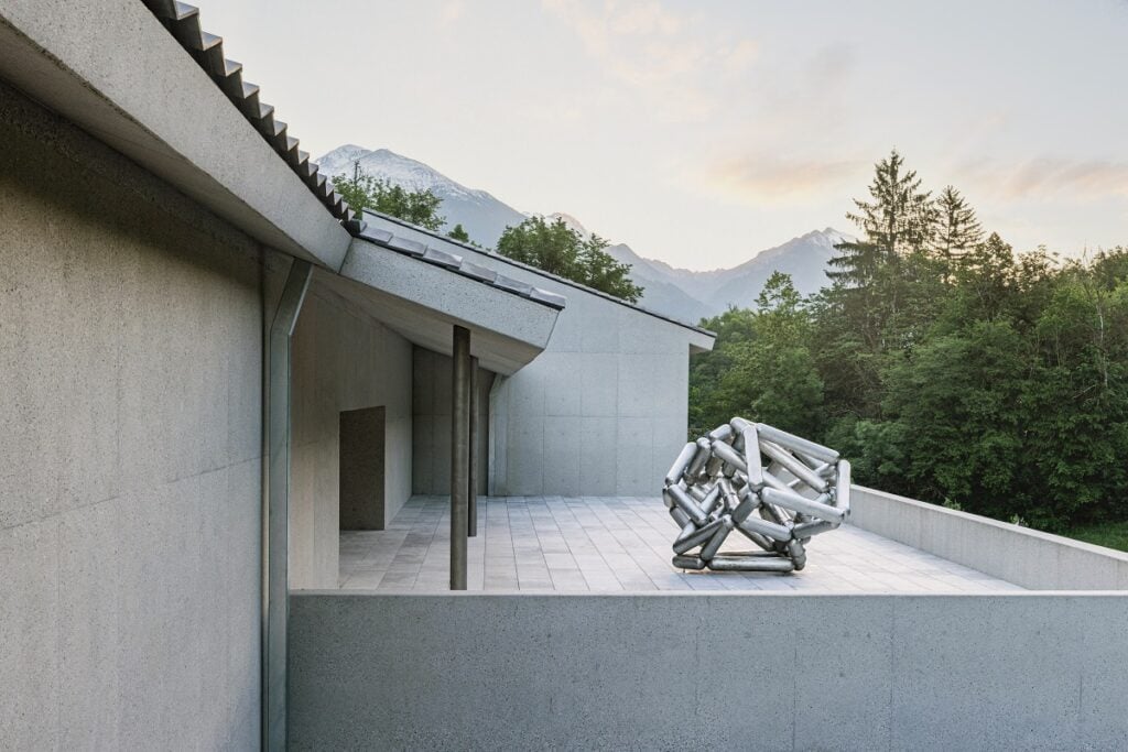 Richard Deacon, Another Mountain (2007) al Muzej Lah. Phot Jost Gantar, Courtesy Muzej Lah