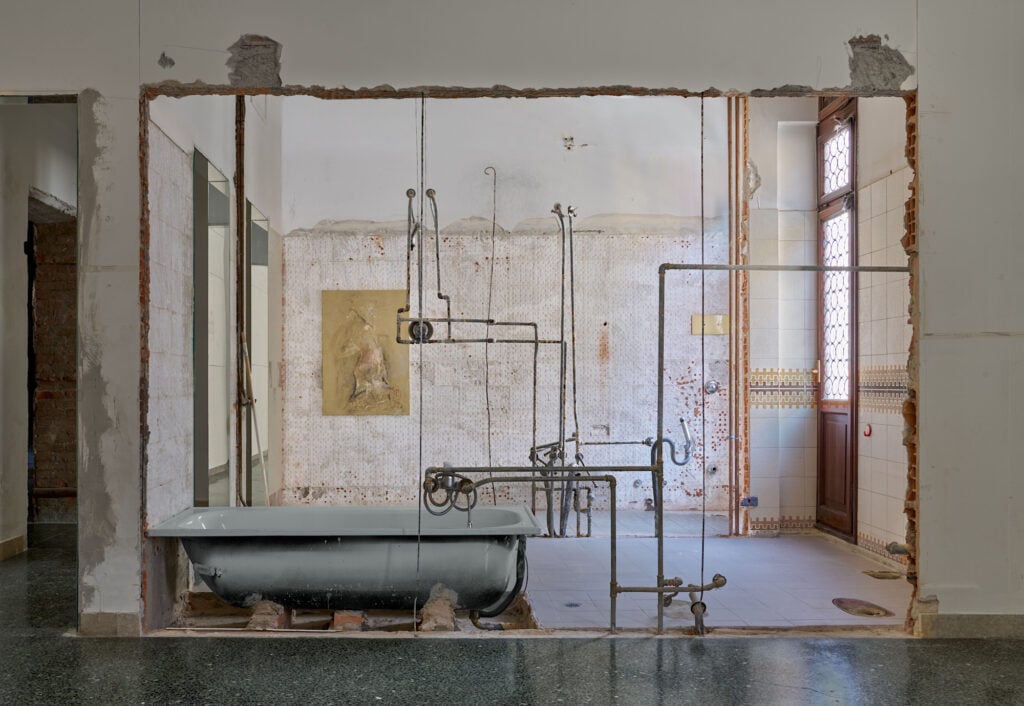 my emptiness, 2025, sectioned walls, excavated pipes, bathtub. Dimensions variable. I have to tell you my dream before I wake up too much, 2018-2024, acrylic, oil, canvas, 100 x 70 cm