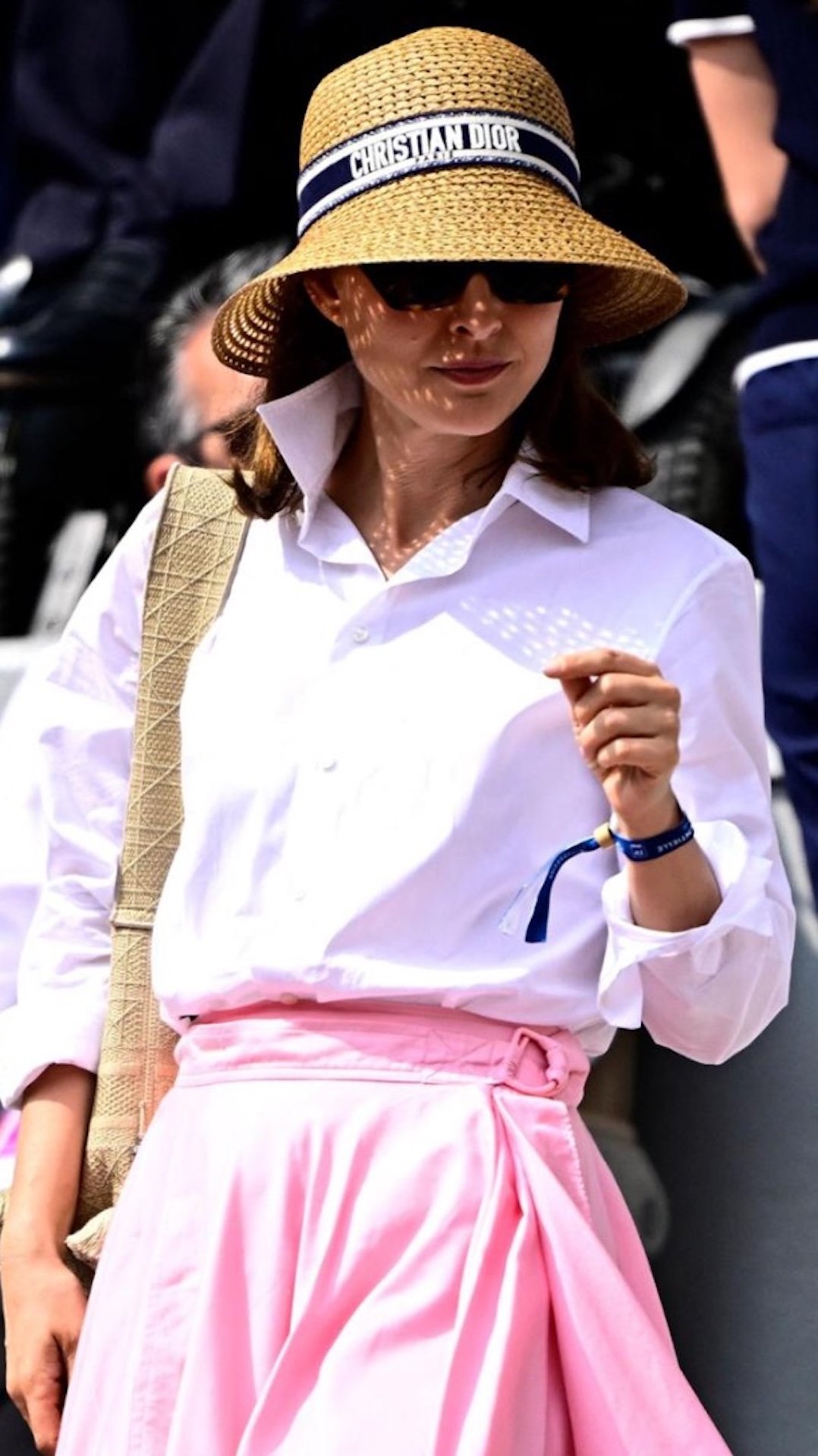 Natalie Portman sugli spalti della finale del Roland Garros con fascia Christian Dior in evidenza @Dior