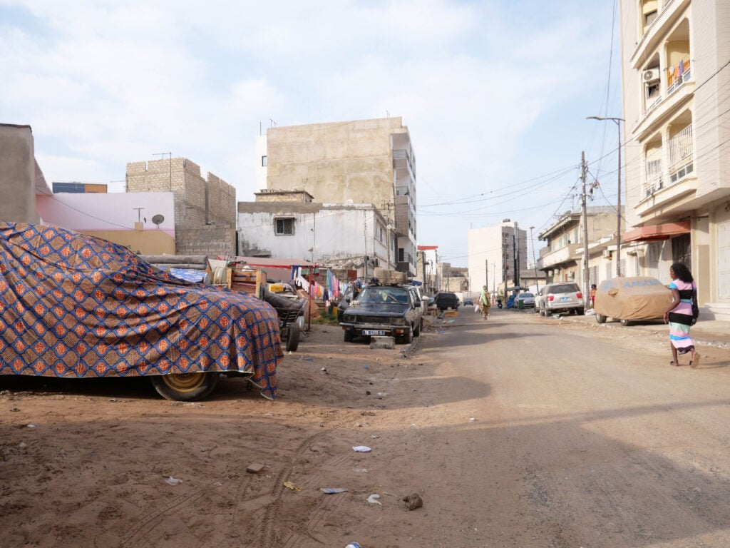 Nero/Alessandro Neretti, Medina landscape (dakar_1), 2024, getto d’inchiostro su dibond, 70 x 100 cm. Courtesy dell’artista