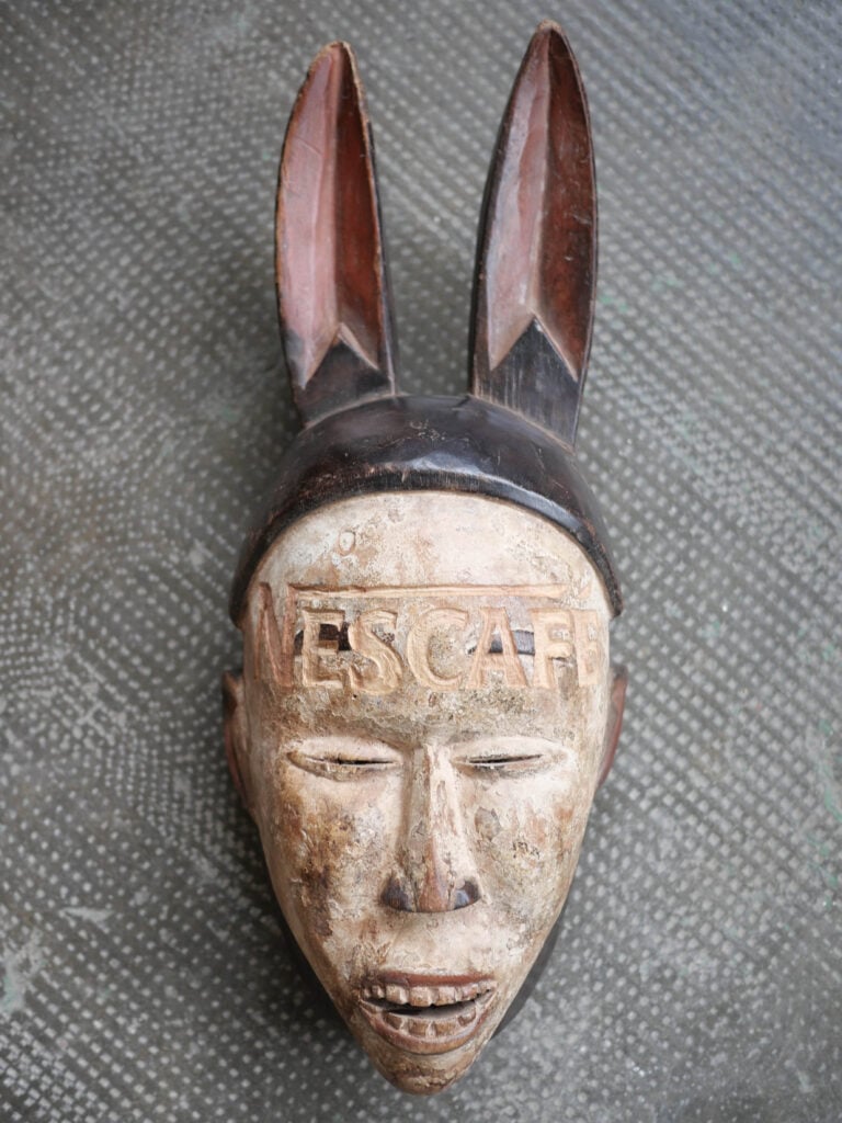 Nero/Alessandro Neretti, nescafé, 2024, legno inciso e colorato, 52 x 21 x 16 cm. Courtesy dell’artista