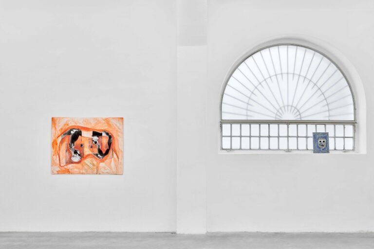 ozlem altin holding containing 2025 installation view at spazioa pistoia courtesy spazioa 4 I corpi evanescenti della pittrice Özlem Altın vanno in mostra a Pistoia