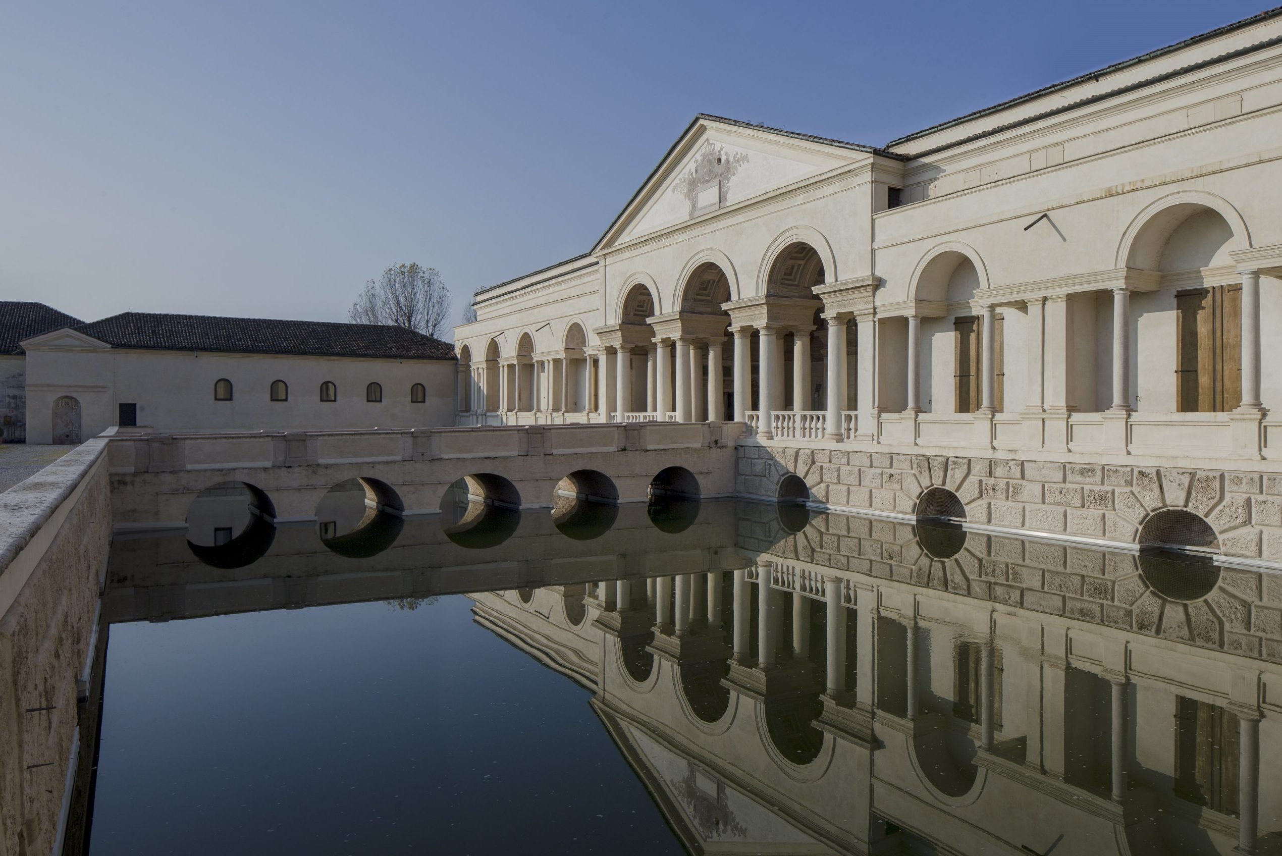 https://www.artribune.com/wp-content/uploads/2025/06/palazzo-te-facciata.jpg