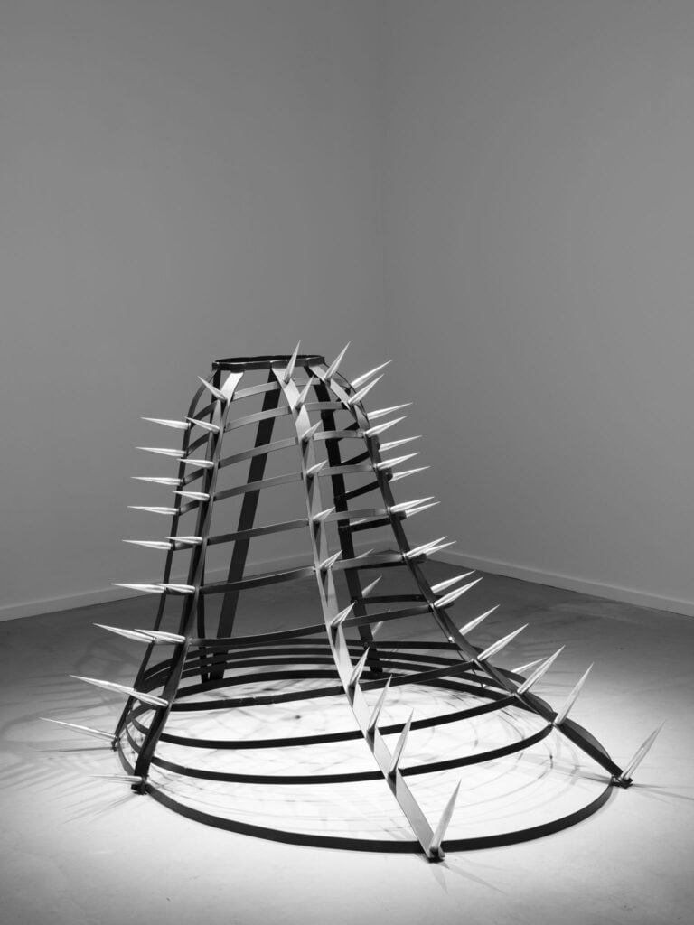 Pamela Diamante, Ferro fragile, 2025. Ferro e alluminio. Courtesy l’artista e Galleria Gilda Lavia. Photo Giorgio Benni