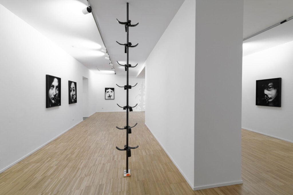 Pamela Diamante, Le Mangiatrici del Sud, installation view alla Galleria Gilda Lavia, Roma, 2025. Photo Giorgio Benni