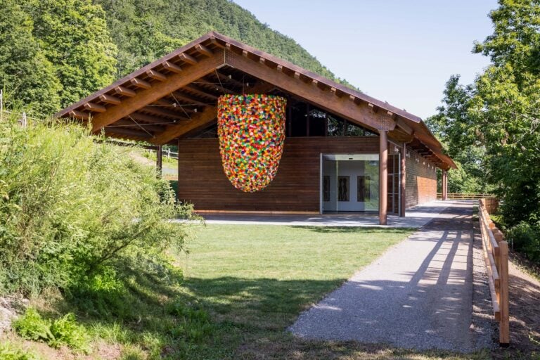pascale marthine tayouplastic bags2024oca oasy contemporary artcmattia marasco 0477 Apre a Pistoia un percorso artistico e architettonico immerso in un'oasi naturalistica