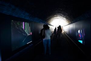 In un ex bunker a Firenze una mostra di digital art riscopre la bellezza nella fragilità e nell’errore 