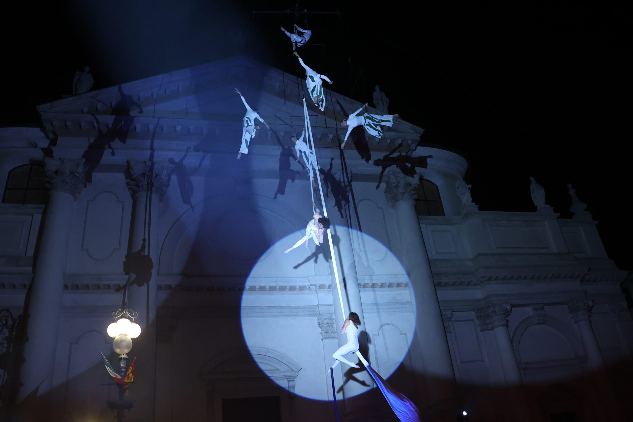 https://www.artribune.com/wp-content/uploads/2025/06/resexstensa-al-viaggio-vertiginoso-del-festival-scaled.jpg