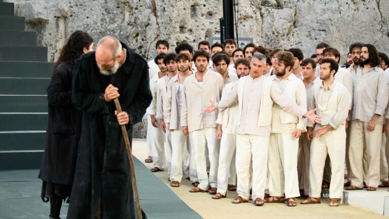 Rosario Tedesco (capo coro) e il coro dei vecchi di Colono, Foto Michele Pantano, Teatro Greco di Siracursa, Fondazione INDA