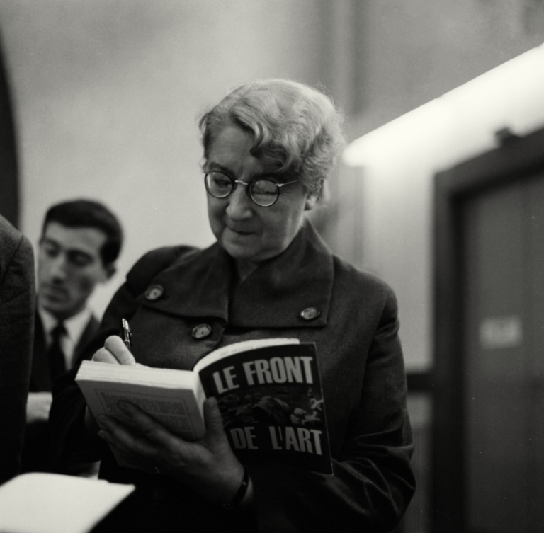Rose Valland firma una copia del suo libro Le Front de l’Art nel 1964. Courtesy AKG-Images / Paul Almasi via Christie's