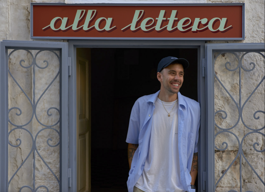 Il grafico che lascia Milano e apre una bottega di insegne e lettere in Puglia