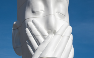 Jaume Plensa a Napoli: senso e ambiguità di un’opera d’arte pubblica