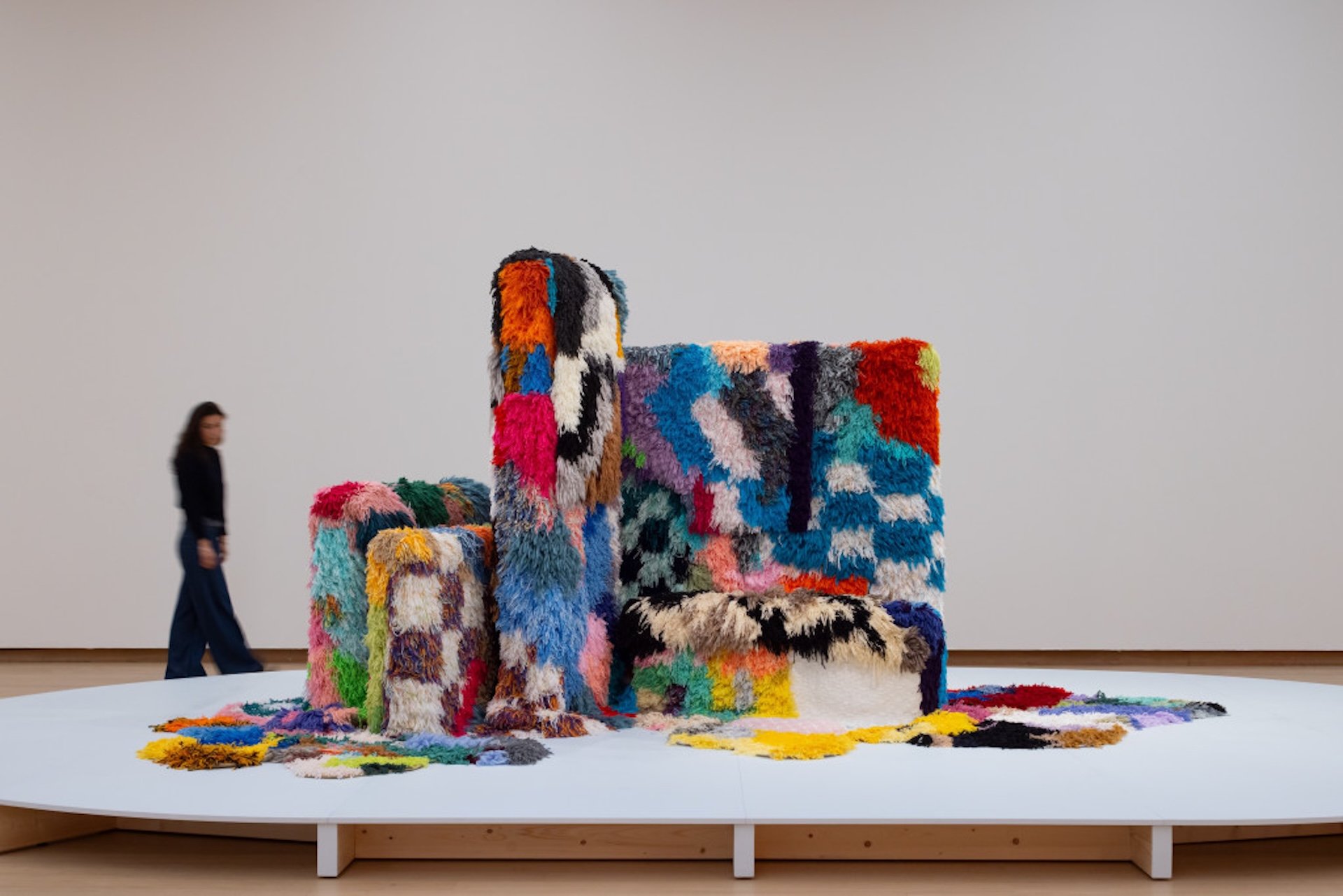 https://www.artribune.com/wp-content/uploads/2025/06/stedelijk-museum-amsterdam-unravel-foto-peter-tijhuis-2024-7152-ap.jpg