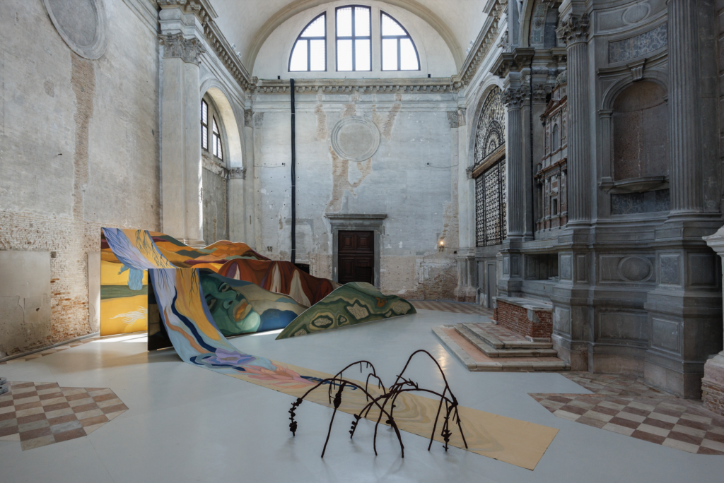 Tessa Mars, “a call to the ocean”, 2025. Vista della mostra “otras montañas, las que andan sueltas bajo el agua” [altre montagne, dissolte sotto l’acqua]“, Ocean Space, Venezia.
Commissionata da TBA21–Academy. Foto: Jacopo Salvi