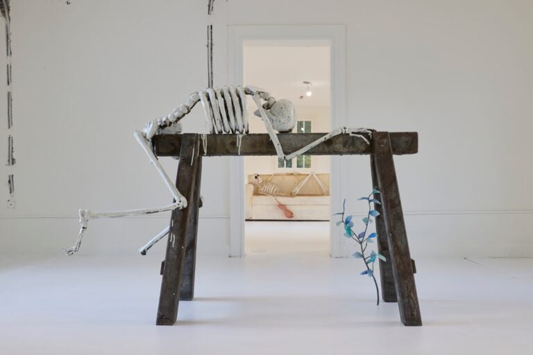 Urs Fischer, Skinny Sunrise per Globus Public Art Project con Fondation Beyeler, 2025 © Urs Fischer. Photo Mark Niedermann
