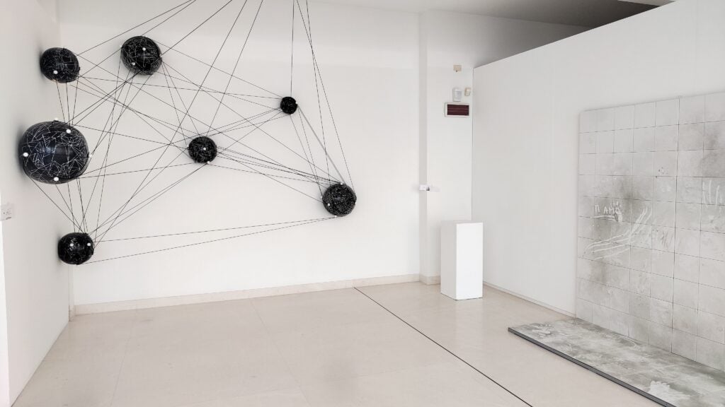 L’incertezza e la fragilità del nostro tempo sono al centro della Biennale Internazionale di ceramica d’arte contemporanea 2025 a Faenza