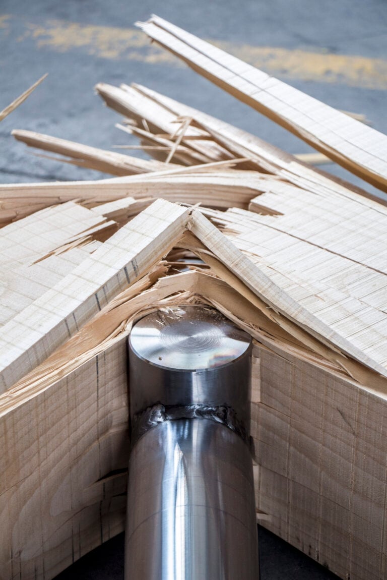 Arcangelo Sassolino, Violenza casuale, 2008–2025. Wood, hydraulic cylinder and electrical system. Photo Pamela Randon