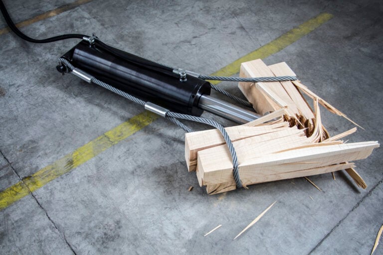 Arcangelo Sassolino, Violenza casuale, 2008–2025. Wood, hydraulic cylinder and electrical system. Photo Pamela Randon