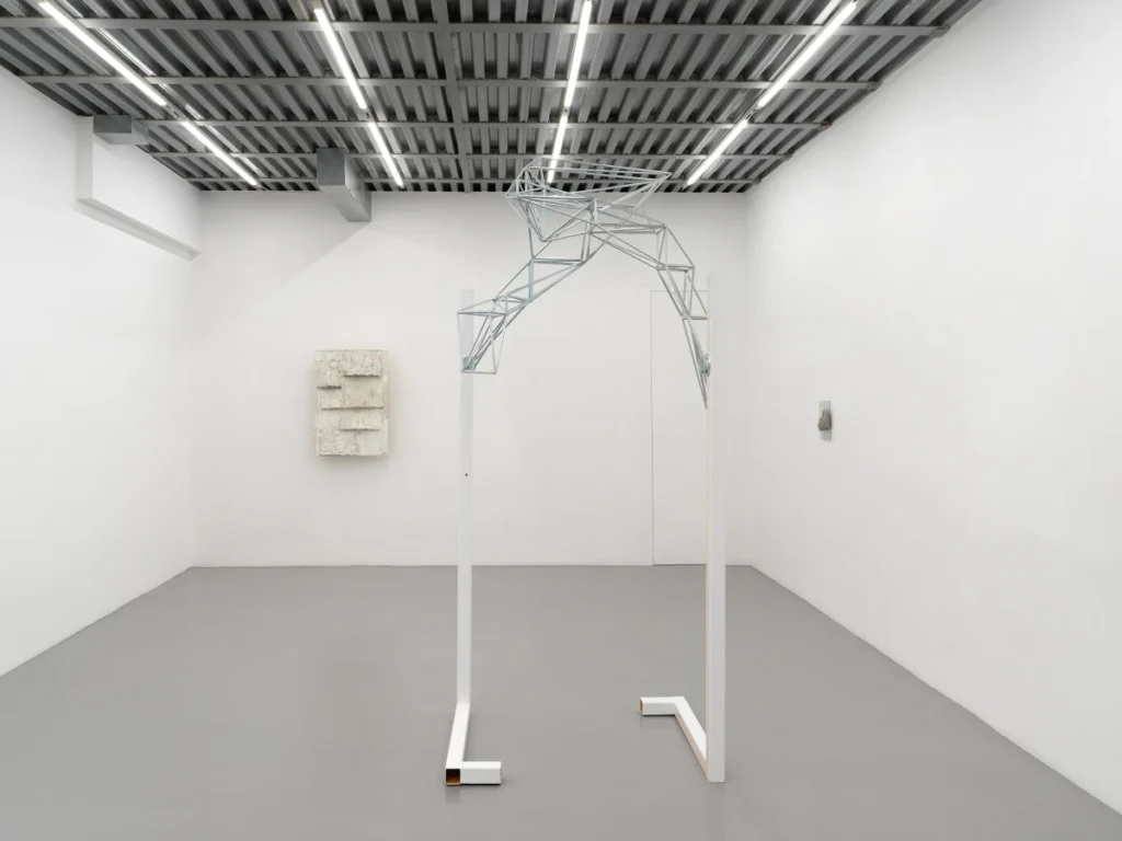 Il ritorno dell’industrial art in una personale a Roma. La mostra di Fabrizio Prevedello