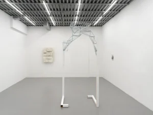 Il ritorno dell’industrial art in una personale a Roma. La mostra di Fabrizio Prevedello