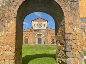 Tuscania e le sue basiliche: il romanico nel cuore del Lazio antico