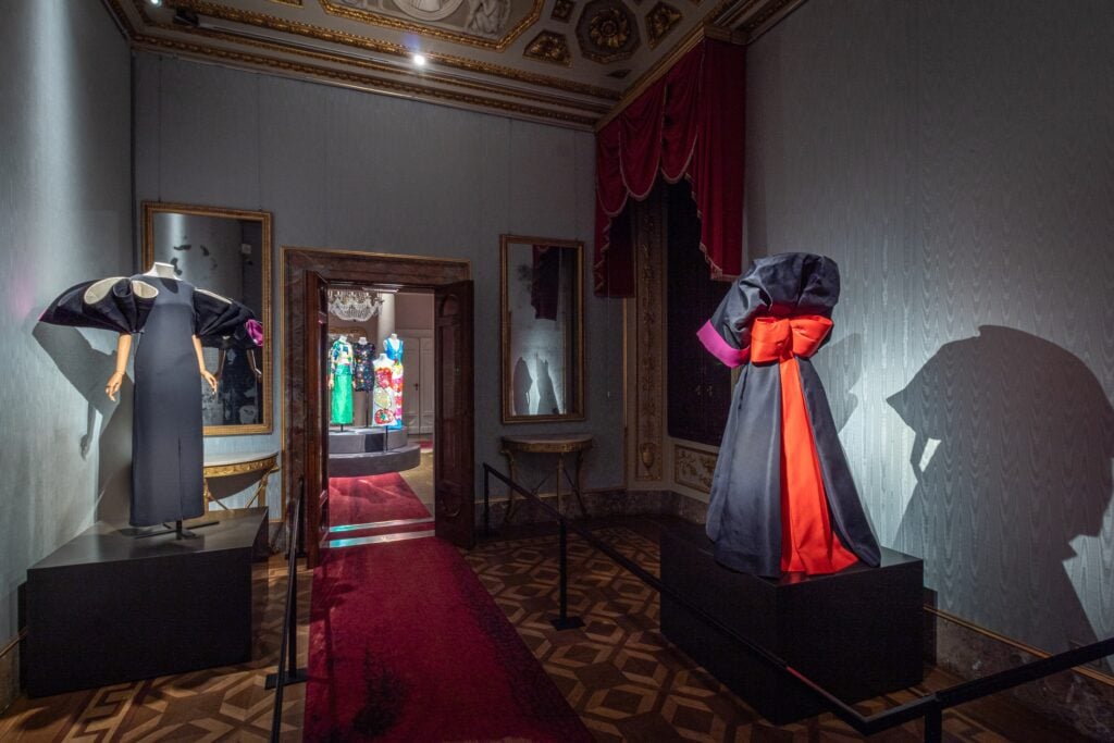 A Palazzo Pitti una mostra racconta la moda del Novecento in 40 abiti (anche rari)