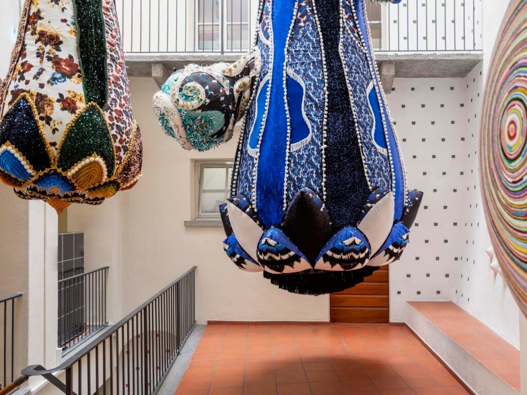 La mostra di Joana Vasconcelos ad Ascona: femminismo, moda, kitsch e barocco 
