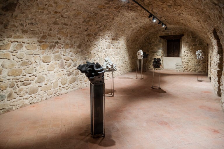Mangano & van Rooy, Il taglio, l'innesto, il castello, 2022, installazione con 6 sculture in ceramica, collezione Museo Civico Castelbuono, acquisizione tramite avviso Pubblico PAC2021-Piano per l’Arte Contemporanea sostenuto dalla Direzione Generale Creatività Contemporanea del Ministero della cultura, foto Valentina Minutella