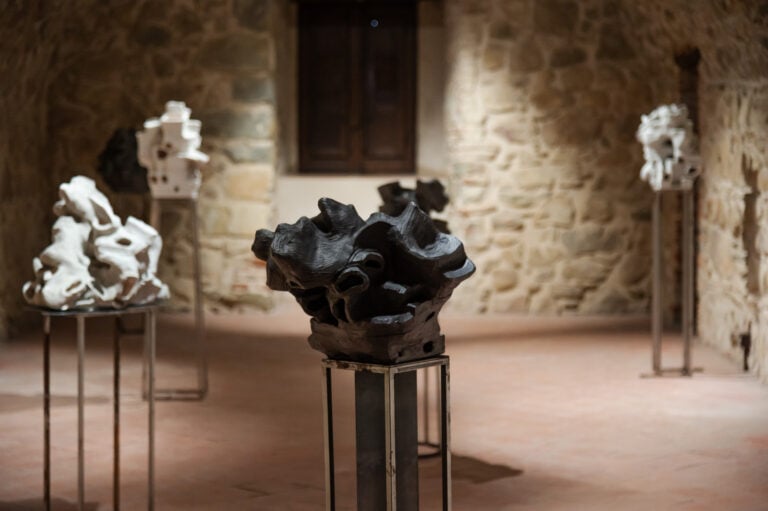 Mangano & van Rooy, Il taglio, l'innesto, il castello, 2022, installazione con 6 sculture in ceramica (particolare), collezione Museo Civico Castelbuono, foto Valentina Minutella