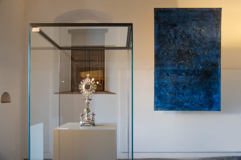 Concetta Modica, La notte di Sant’Anna, 2023, feltro di lana, stampa calcografica in monotipia, filo d'oro zecchino 24 carati, filo di cotone, fusioni in bronzo, cm 150 x 237, acquisizione tramite avviso Pubblico PAC2022-Piano per l’Arte Contemporanea sostenuto dalla Direzione Generale Creatività Contemporanea del Ministero della cultura, collezione Museo Civico Castelbuono, foto Valentina Minutella