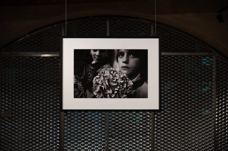 Sala fotografia, particolare con: Letizia Battaglia, Domenica di Pasqua, le ortensie, Trapani, 1992, stampa fotografica, cm 70 x 50, collezione Museo Civico di Castelbuono, foto Valentina Minutella