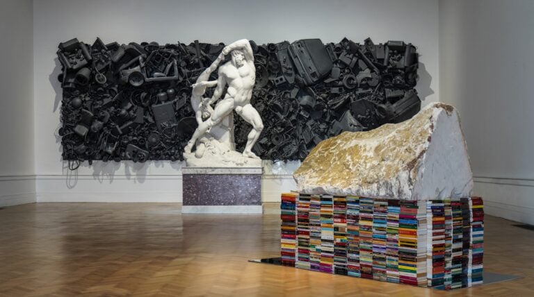 L’odore della povertà e l’arte contro l’assenza. Intervista all’artista turco Ahmet Güneştekin e ai curatori 