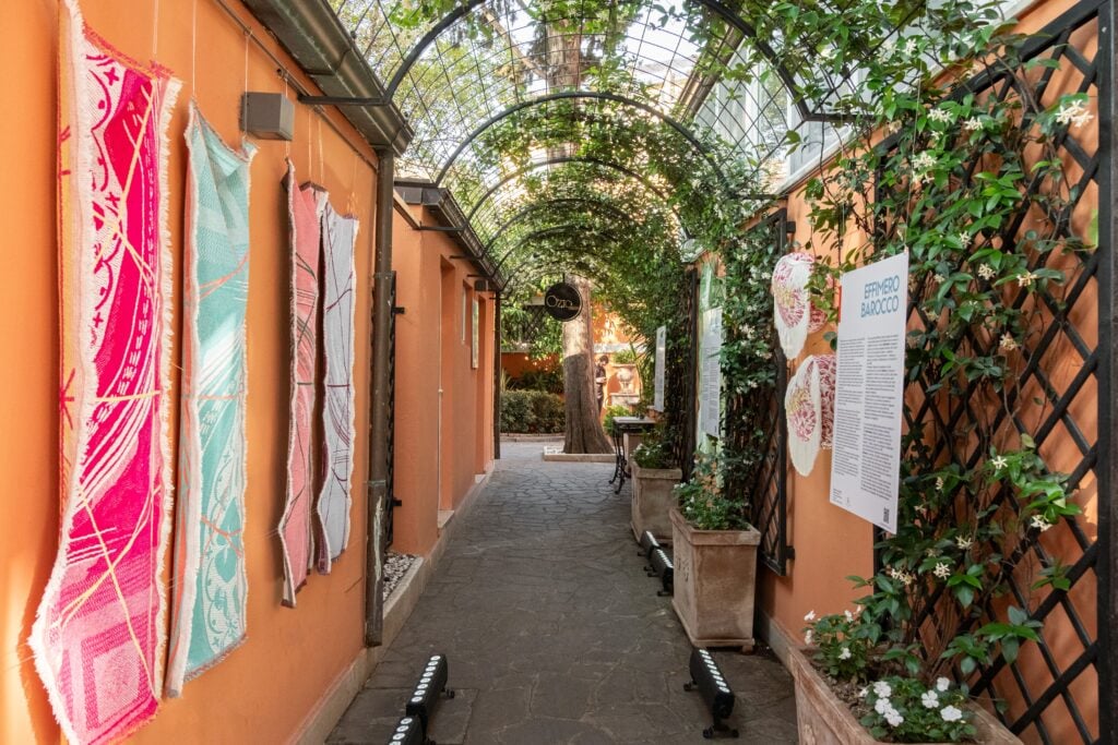 Installazioni tessili per raccontare Roma tra design, arte e architettura