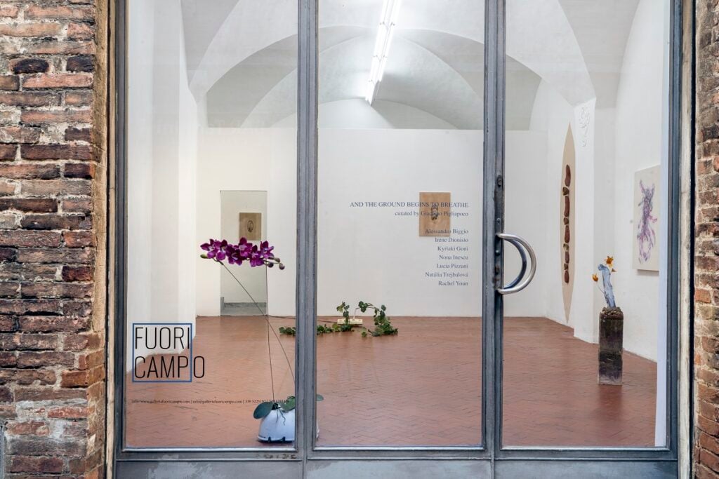 And the ground begins to breathe, Galleria FuoriCampo, Siena, 2025. Photo Ela Bialkowska OKNO studio