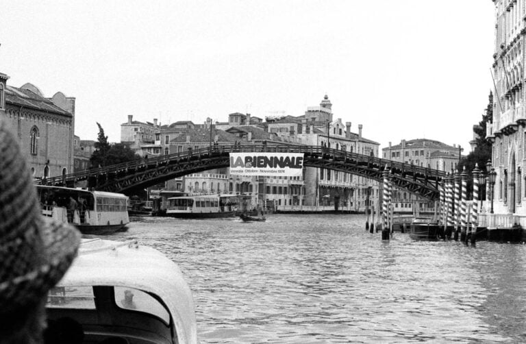 Le Biennali di quando era presidente Carlo Ripa di Meana rivivono a Milano